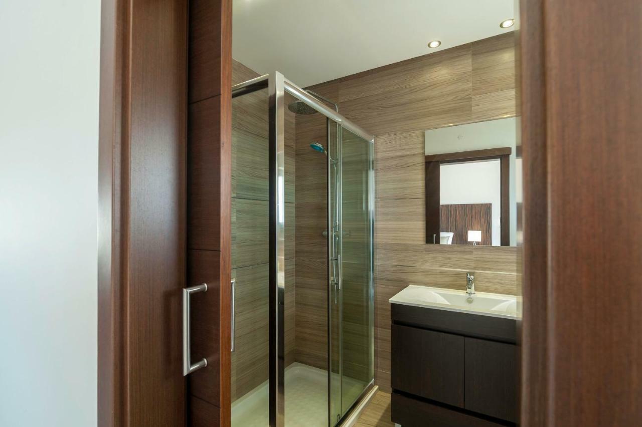 Aqua-jacuzzi-heatable Pool-sauna-gym-snooker