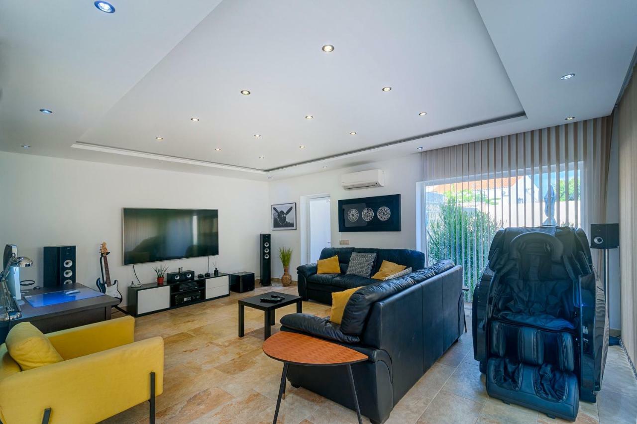 Villa Aqua-jacuzzi-heatable Pool-sauna-gym-snooker